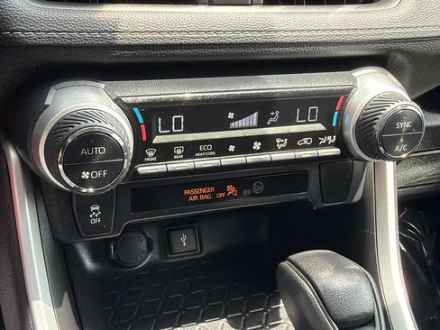 Used 2021 Toyota RAV4 LE AWD/4WD image 24