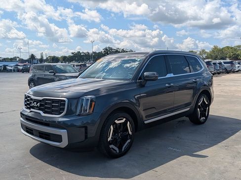 Used 2023 Kia Telluride S w/ S Sunroof Package FWD image 4