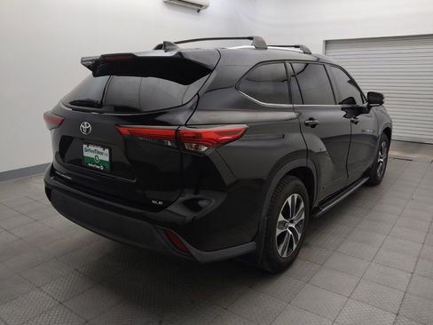 Used 2021 Toyota Highlander XLE FWD image 9