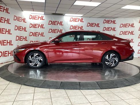Used 2025 Hyundai Elantra Limited FWD image 4