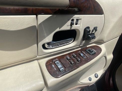 Used 2000 Lincoln Town Car Cartier RWD image 8