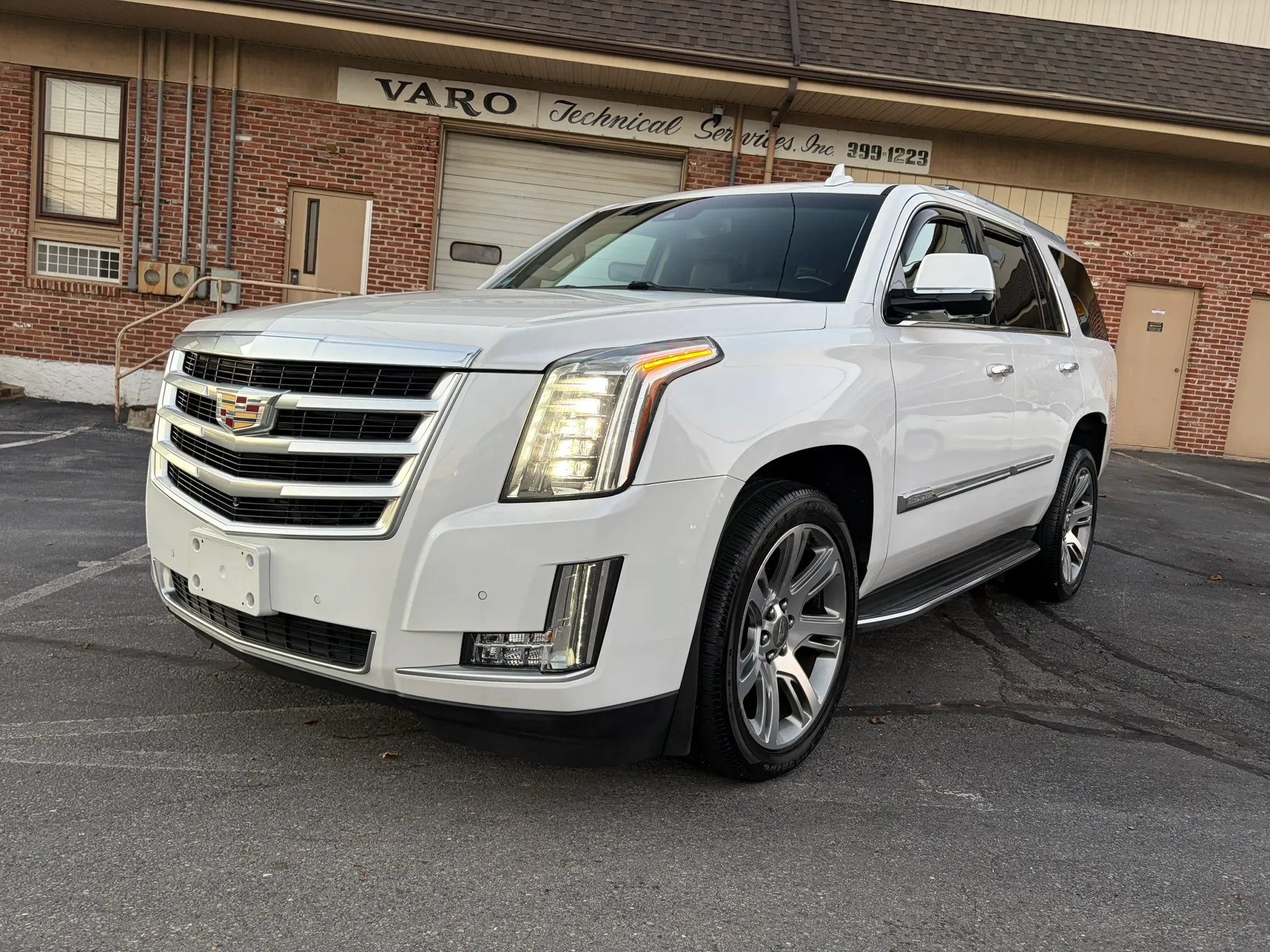 Used 2016 Cadillac Escalade Luxury AWD/4WD image 2