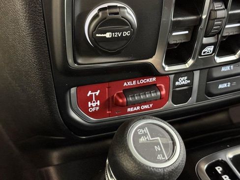 New 2025 Jeep Gladiator Willys image 25