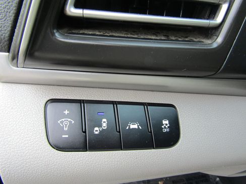 Used 2019 Hyundai Elantra Limited FWD image 16