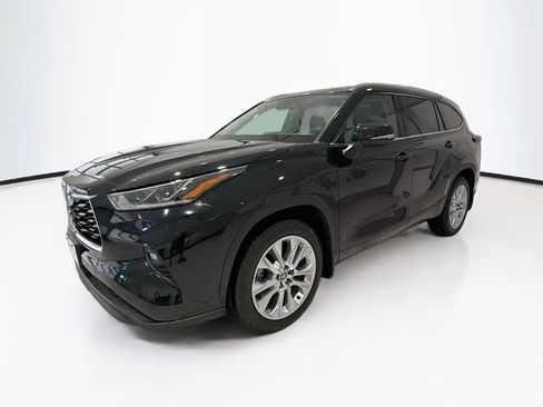 Certified 2025 Toyota Highlander Limited AWD/4WD image 3