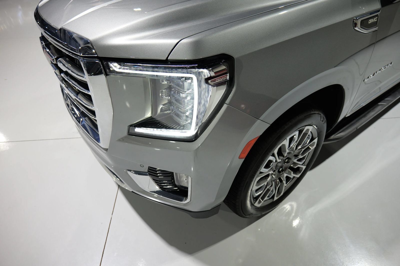 Used 2023 GMC Yukon XL SLT w/ SLT Premium Package AWD/4WD image 7