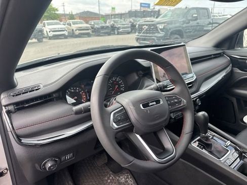 Used 2025 Jeep Compass Trailhawk AWD/4WD image 11