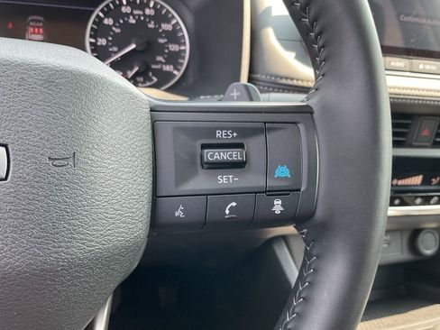 Used 2025 Nissan Rogue SV w/ SV Premium Package FWD image 32