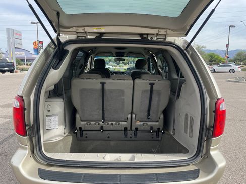 Used 2005 Chrysler Town & Country Touring w/ Trailer Tow Group image 33