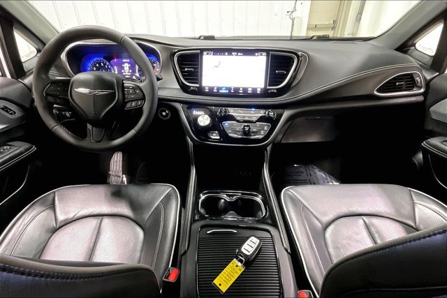Used 2025 Chrysler Pacifica Limited FWD image 15