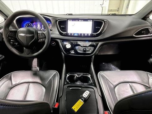 Used 2025 Chrysler Pacifica Limited FWD image 15
