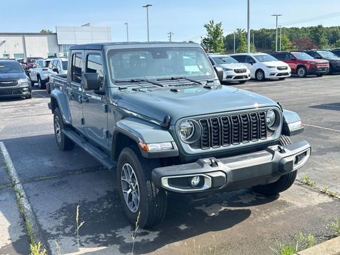 Used 2024 Jeep Gladiator Sport AWD/4WD image 2