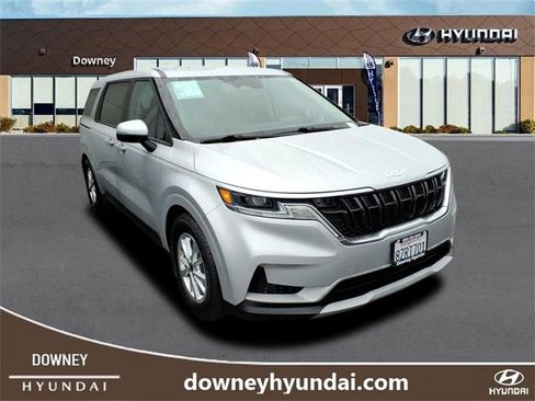 Used 2022 Kia Carnival LX image 3