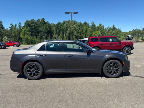 Used 2018 Chrysler 300 S w/ 300S Premium Group 2 AWD/4WD image 5