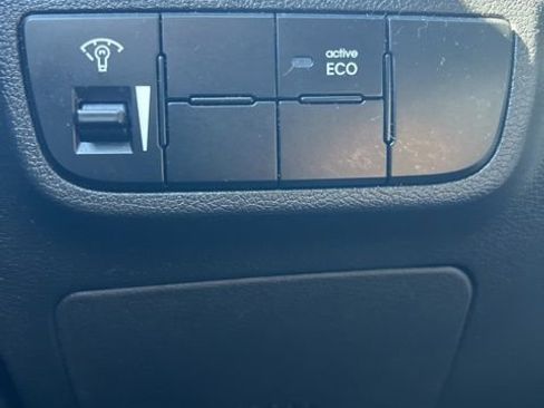 Used 2016 Hyundai Veloster FWD image 20