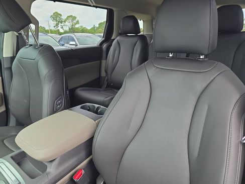 New 2026 Kia Carnival EX FWD image 23