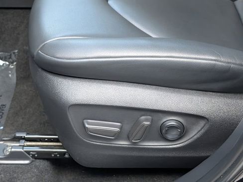 Used 2024 Toyota Highlander XLE FWD image 26