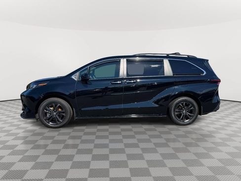 Used 2024 Toyota Sienna XLE Woodland Edition AWD/4WD image 4