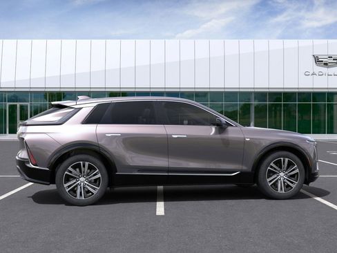 Used 2025 Cadillac Lyriq Luxury w/ LPO, Floor Liner Package image 2