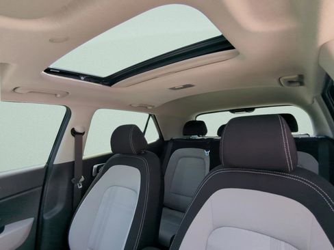 New 2025 Hyundai Venue SEL FWD image 17