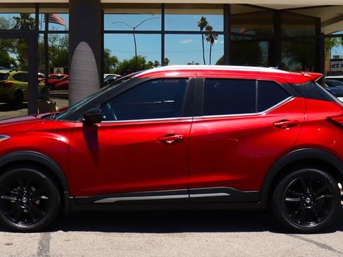 Used 2020 Nissan Kicks SR w/ SR Premium Package FWD image 8