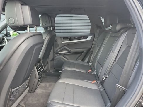 Used 2025 Porsche Cayenne image 24