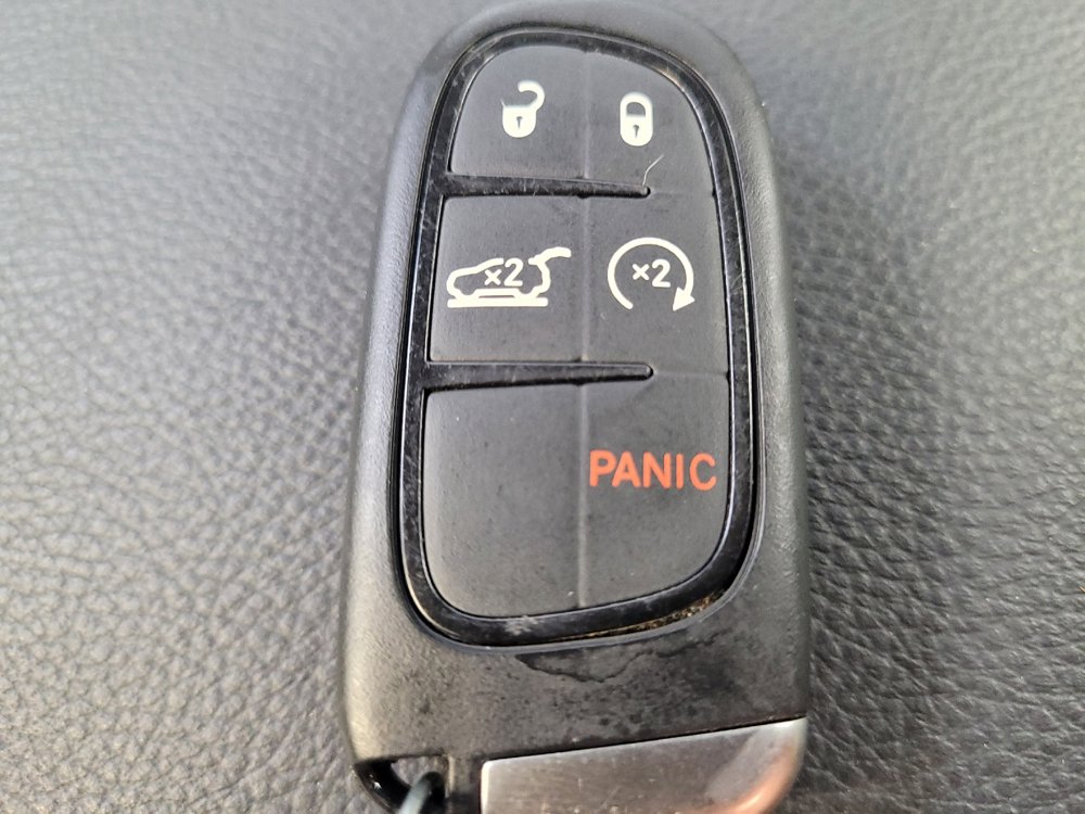 Used 2019 Jeep Cherokee Latitude Plus w/ Comfort/Convenience Group FWD image 32