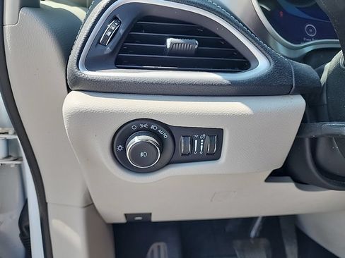 Used 2022 Chrysler Pacifica Touring-L FWD image 21