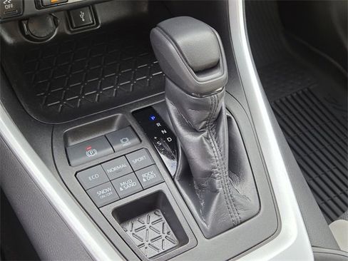 Used 2022 Toyota RAV4 XLE w/ Convenience Package image 24