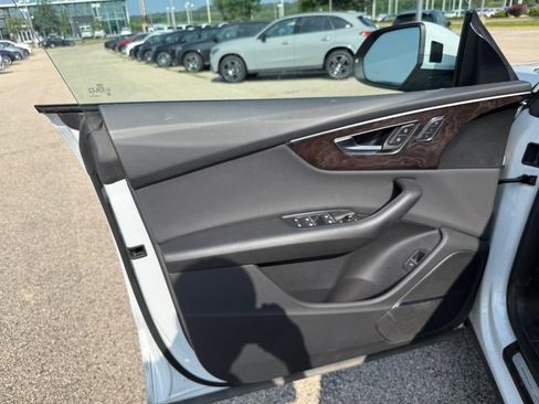 Used 2019 Audi Q8 Premium Plus w/ Premium Plus AWD/4WD image 11