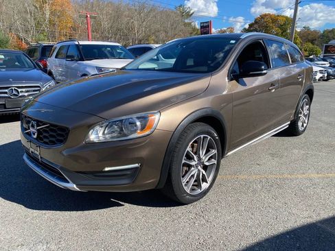Used 2015 Volvo V60 T5 Cross Country image 2
