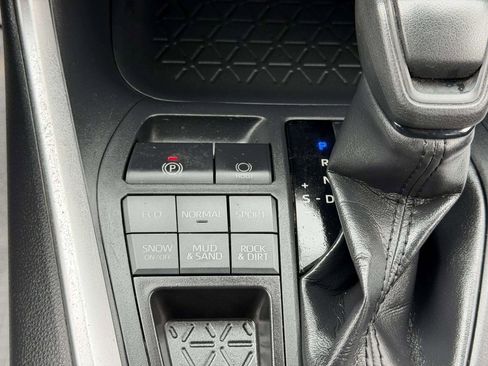 Used 2019 Toyota RAV4 LE w/ All Weather Liner Package image 31