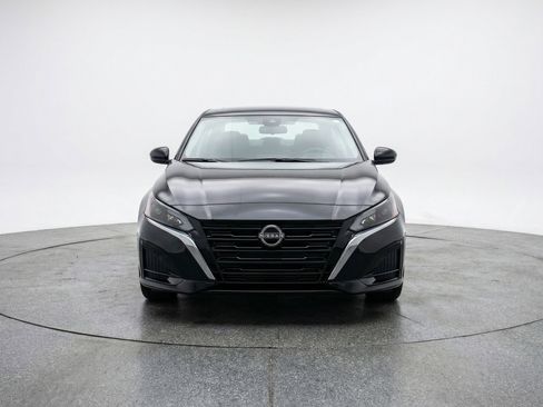 Used 2025 Nissan Altima 2.5 SV FWD image 2