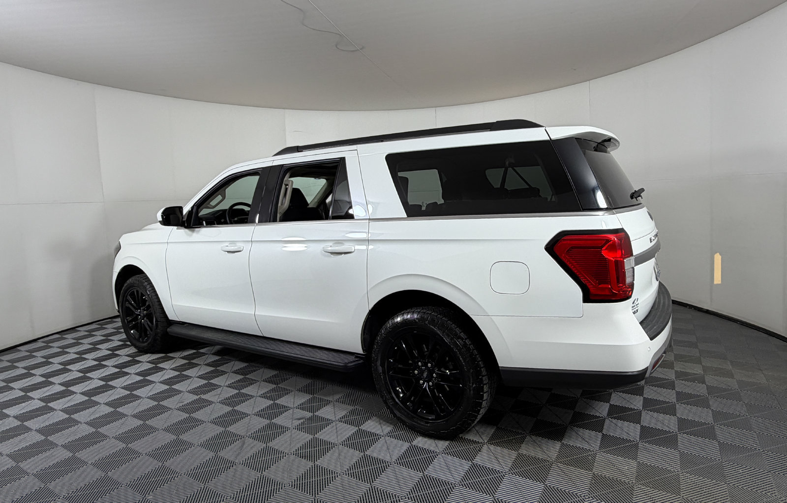 Used 2024 Ford Expedition Max XLT AWD/4WD image 3