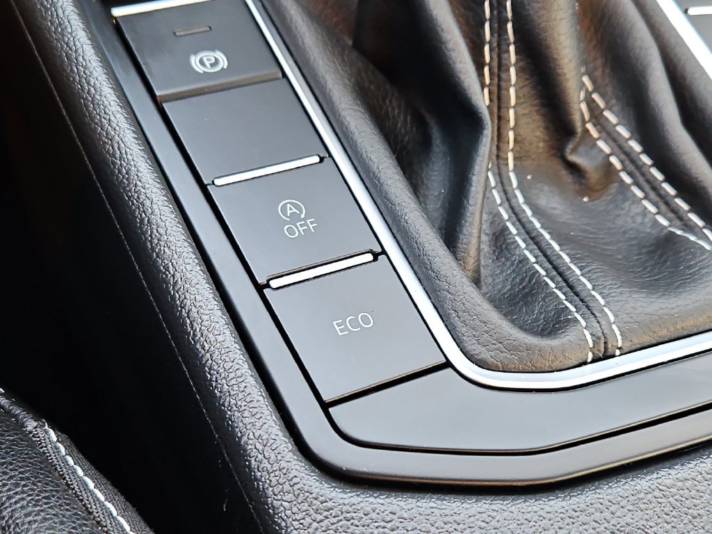 Certified 2025 Volkswagen Jetta SE w/ Sunroof Package FWD image 17