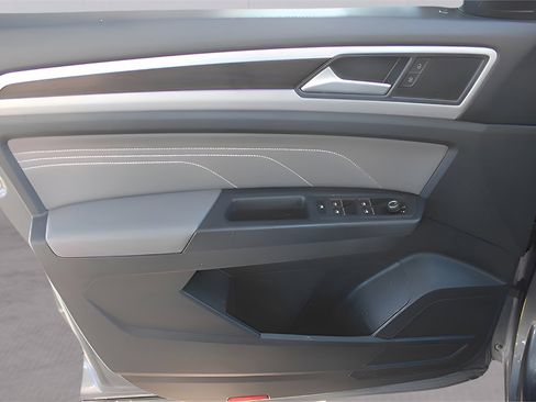 Used 2023 Volkswagen Atlas SE image 12