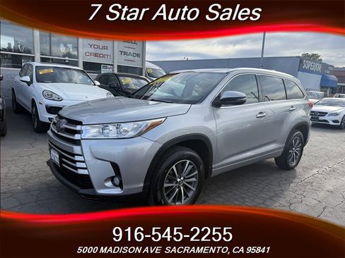 Used 2017 Toyota Highlander XLE image 3