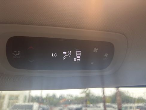 Used 2024 Chrysler Voyager LX image 40