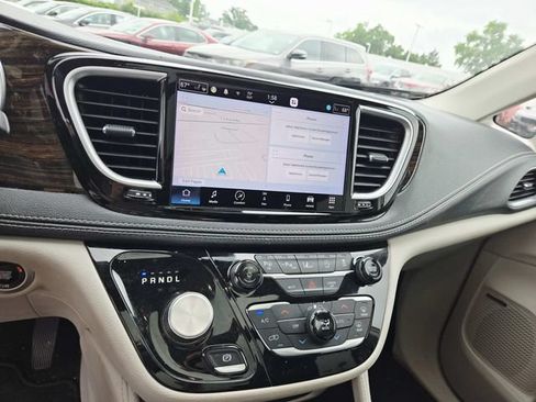 Used 2022 Chrysler Pacifica Limited AWD/4WD image 23