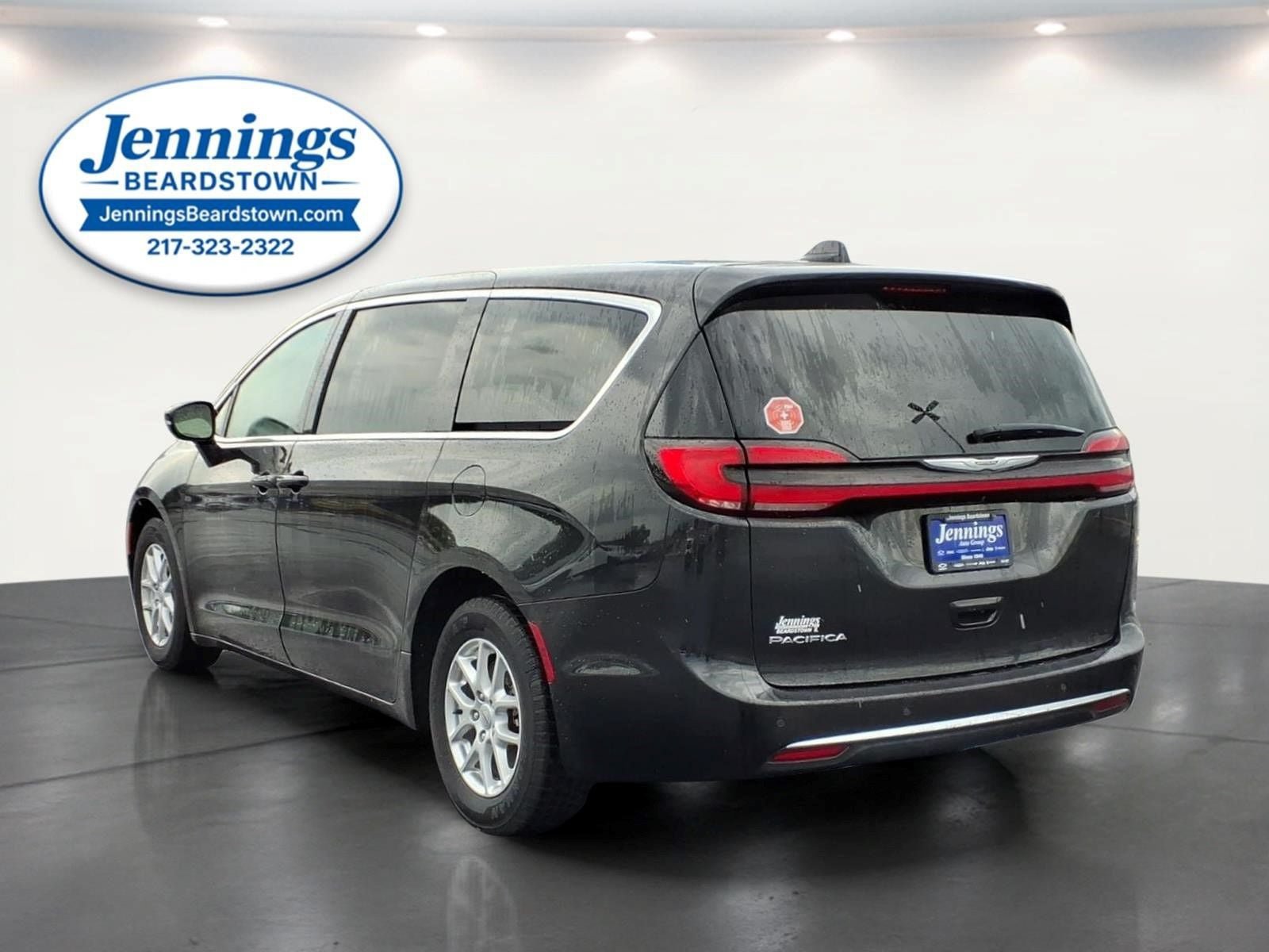 Used 2023 Chrysler Pacifica Touring-L FWD image 3