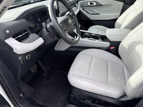 Used 2025 Ford Explorer Platinum w/ LUX Leather Package image 9