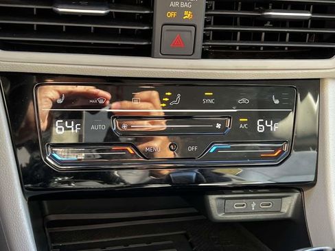 Used 2025 Volkswagen Jetta SE FWD image 30