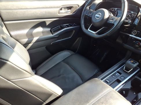 Used 2023 Nissan Pathfinder SL w/ Black Appearance Package image 14