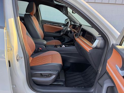 Used 2025 Volkswagen Tiguan SEL R-Line image 25