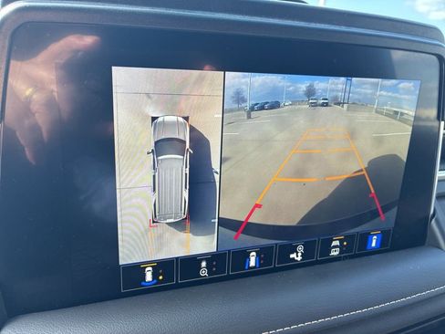 Used 2022 GMC Yukon XL SLT w/ SLT Luxury Package image 14