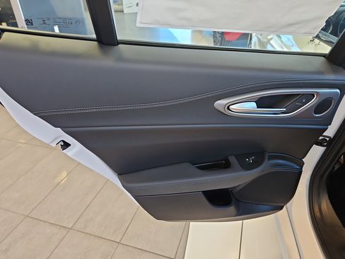 New 2024 Alfa Romeo Giulia Ti image 9