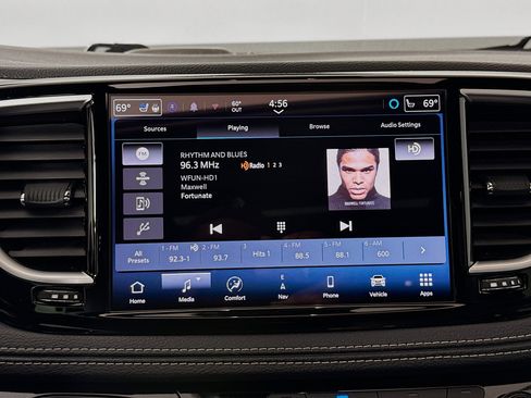 Used 2024 Chrysler Pacifica Premium FWD image 15