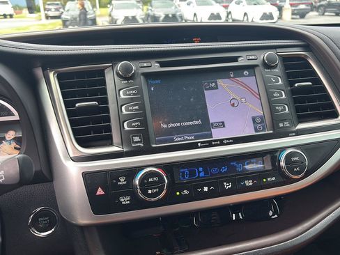 Used 2018 Toyota Highlander Limited FWD image 2