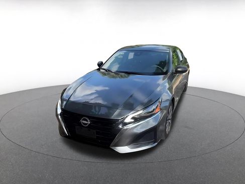 Used 2025 Nissan Altima 2.5 SV FWD image 7