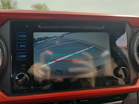 Used 2018 Toyota Tacoma TRD Sport AWD/4WD image 26
